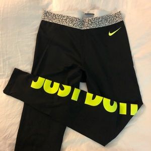 NIKE HyperWarm Leggings sz Med